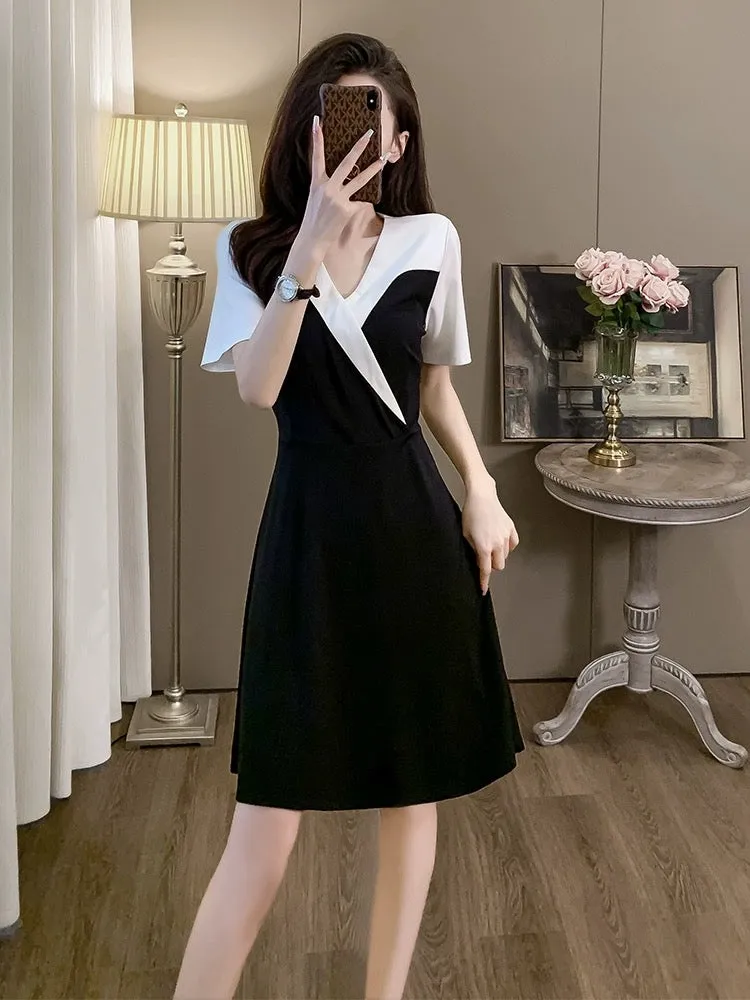French black and white color matching V-neck dress for women summer new high-end commuting temperament high waist slim little bl