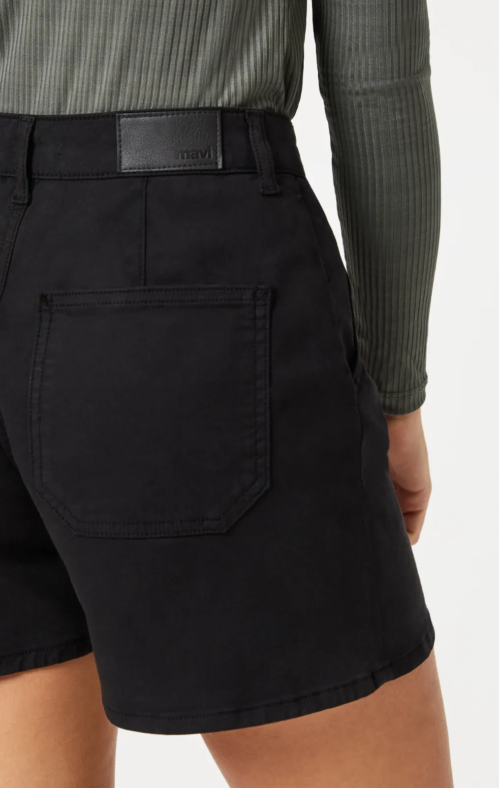 Black Shorts made of Luxurious Twill named KYLIE